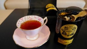 おしゃれなティーカップに入ったマリアージュフレールの紅茶