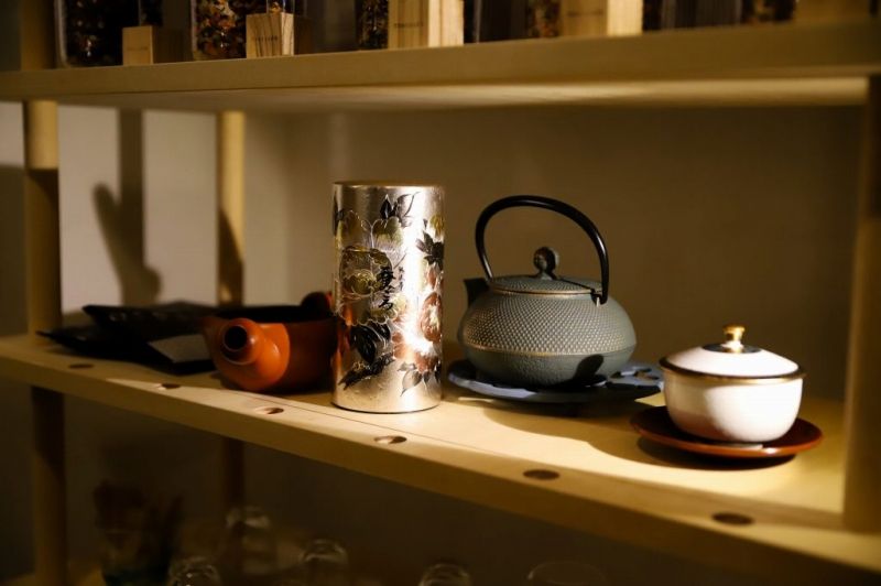 豪華な茶筒や南部鉄器などの茶器