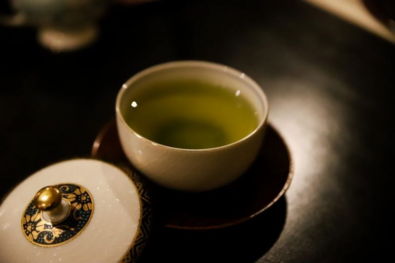 高級感のある湯呑に入った緑茶